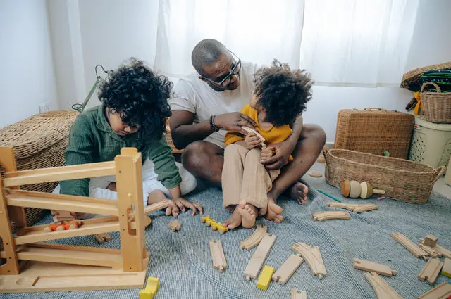 kids-and-dad-building-things